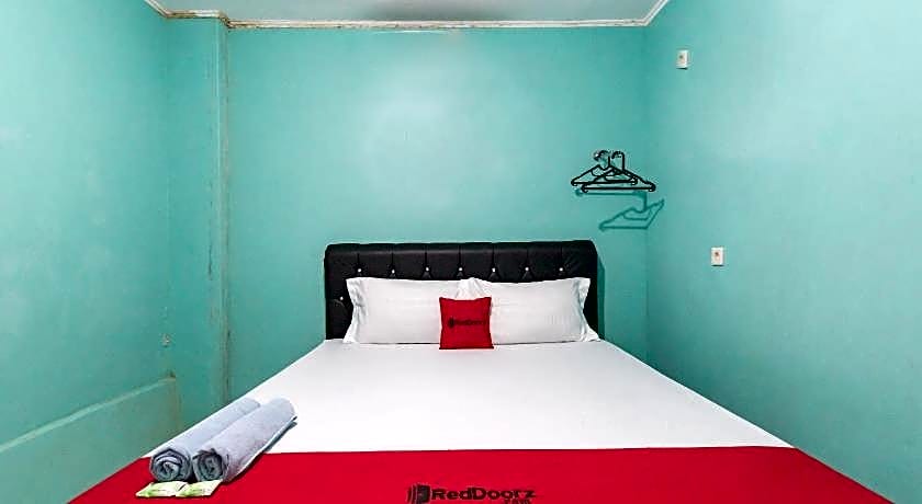 RedDoorz near Pantai Ujung Genteng