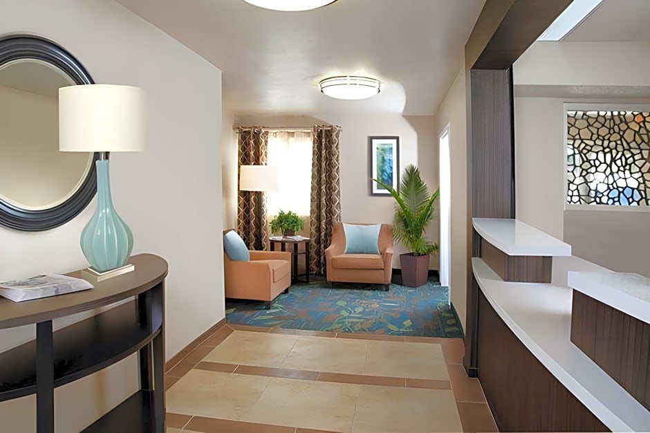 Candlewood Suites Lenexa - Overland Park Area