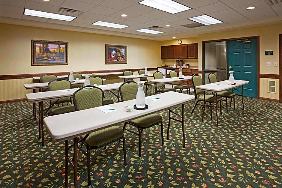 Country Inn & Suites by Radisson, St. Cloud East, MN