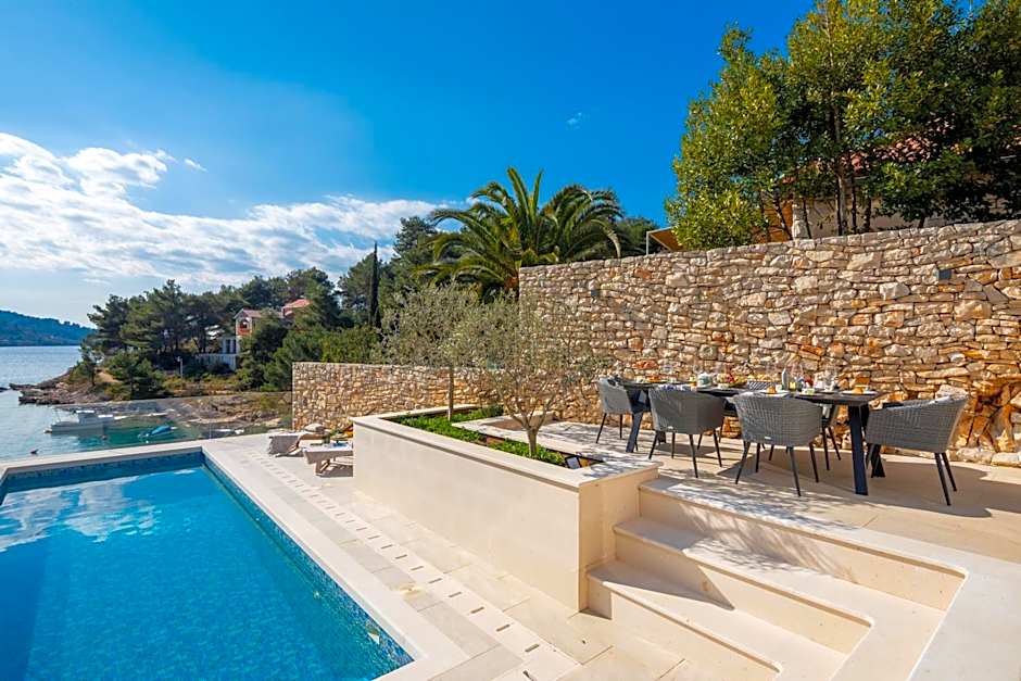 Beachfront Villa Grain of Salt with Pool