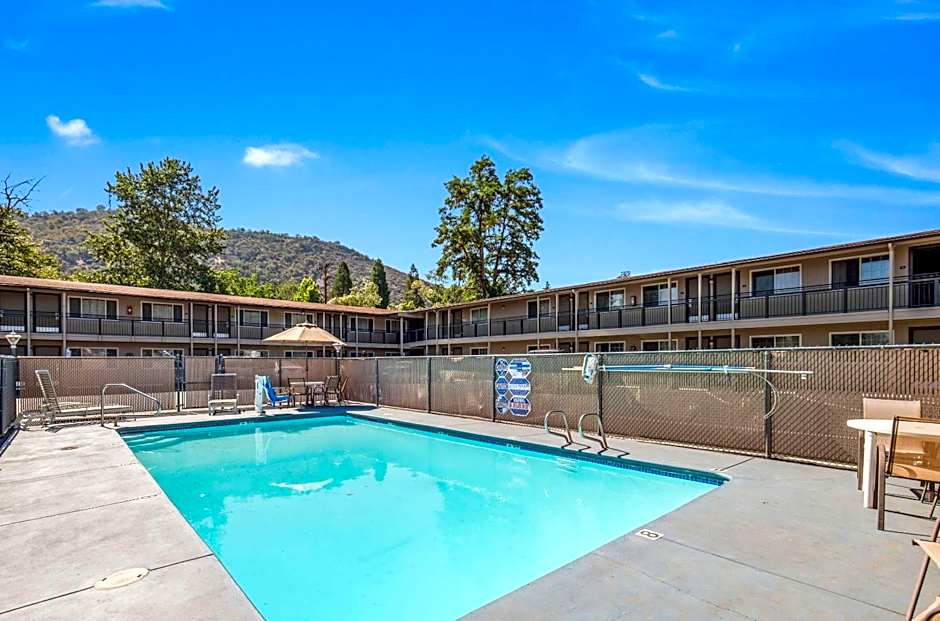 Econo Lodge Inn & Suites Yreka