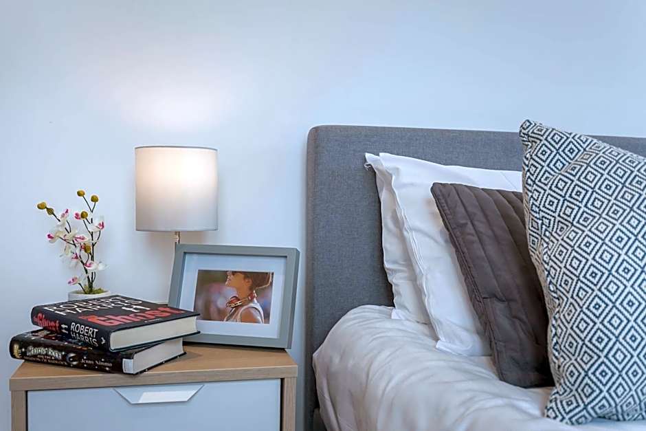 Portobello Apt with Floor-to-Ceiling Views