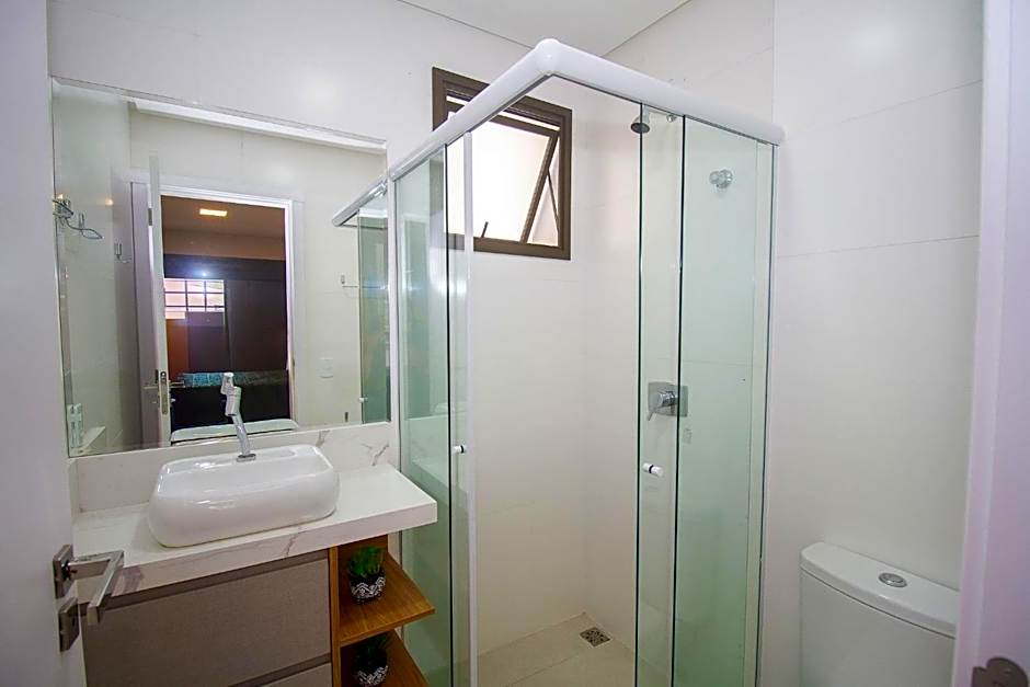 Recanto dos Girassóis 203 - Excelente apartamento 2 quartos em prédio com piscina - à 200m do mar - (Consultar serviços de roupa de cama e banho)