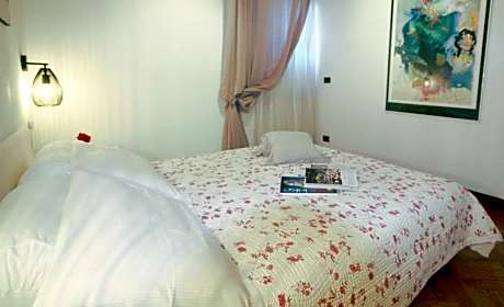 Two Bedroom Apartment with Balcony and Lake View - Borgo 8