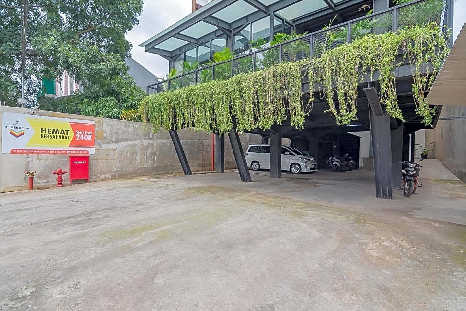 RedDoorz Premium @ Hotel Hebat