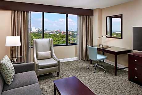 One-Bedroom King Suite with Tub - Mobility and Hearing Access
