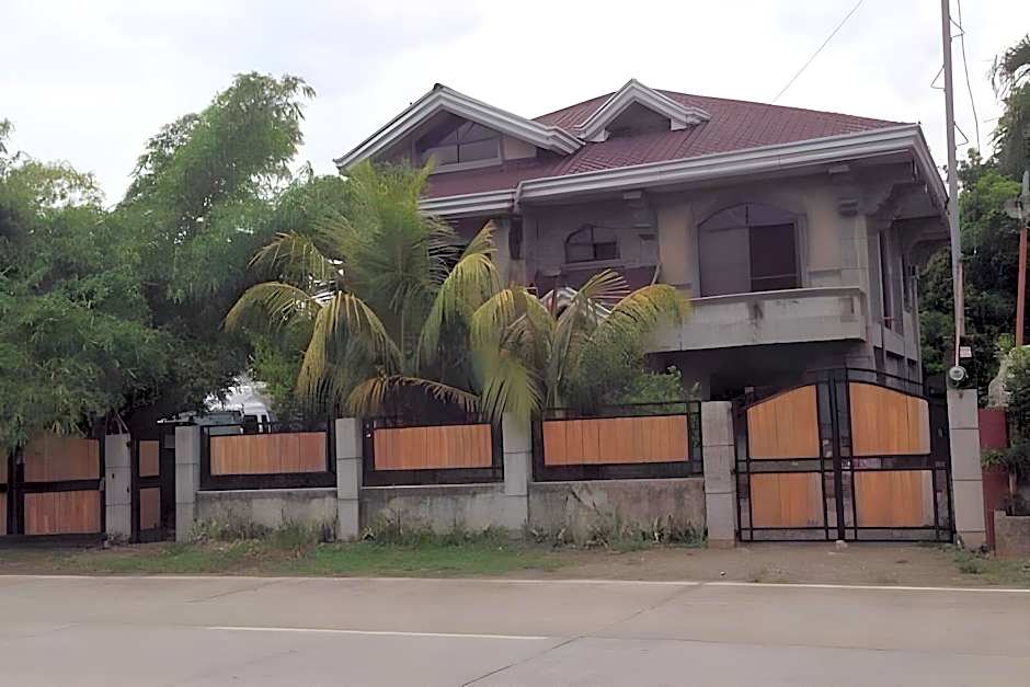 RedDoorz Hostel @ Madrias Pension House Isabela