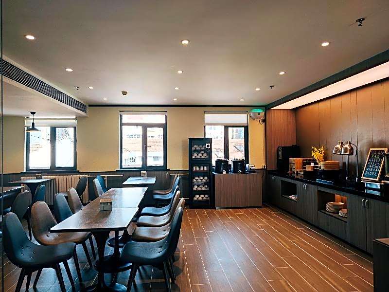 Hanting Hotel Qingdao Yan'an 3rd Road Zhiquan Road Metro Station