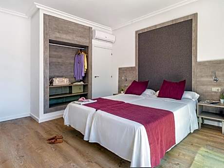 Twin Room with Terrace with Pool View