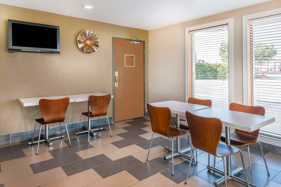 Super 8 by Wyndham Okawville