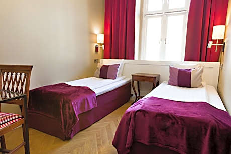 Standard Double Room with Two Single Beds - Non-Smoking