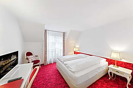 Double Room with Queen Size Bed and Garden View