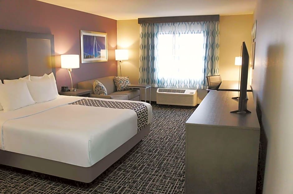 La Quinta Inn & Suites by Wyndham Wichita Airport