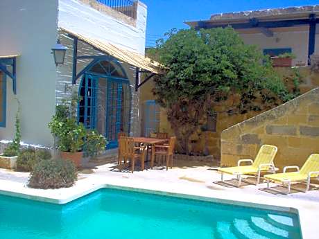 Spacious comfortable, traditional villa- large private pool, terraces  views