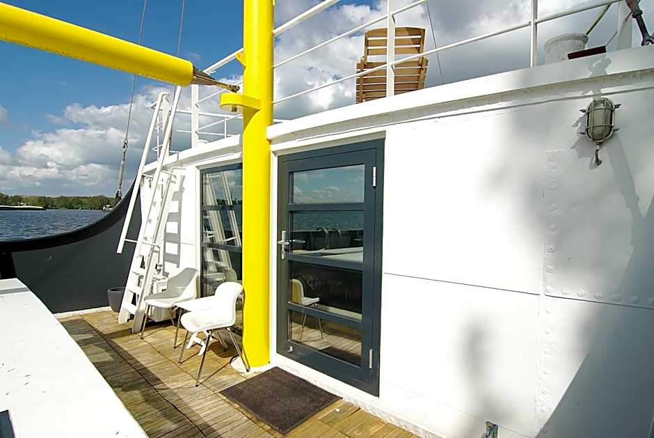 Magnificent houseboat with a stunning view!