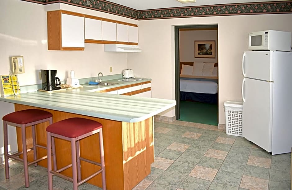 Americas Best Value Inn & Suites - Tahquamenon Country