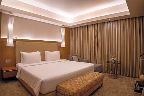 Suite- One Bedroom with Two-way Airport Transfer, 4 pieces of laundry per stay & 20 minutes Foot Massag