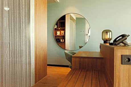 Superior King City view with Bath tub