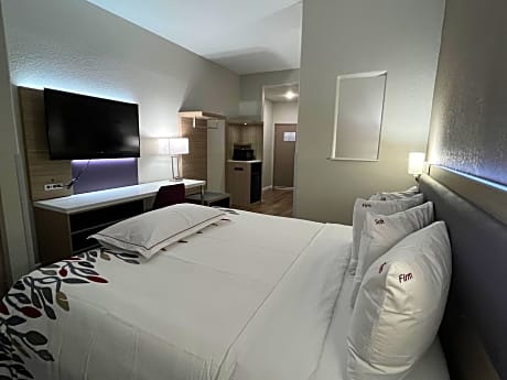 Premium King Room Disability Access Roll-In Shower Smoke Free