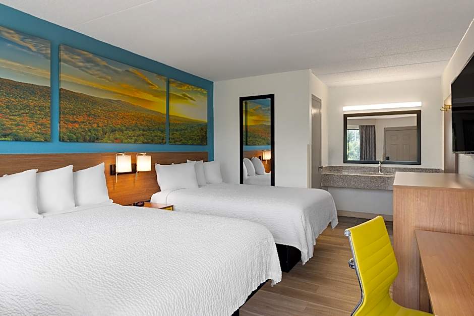 Days Inn & Suites by Wyndham Indianapolis Airport East