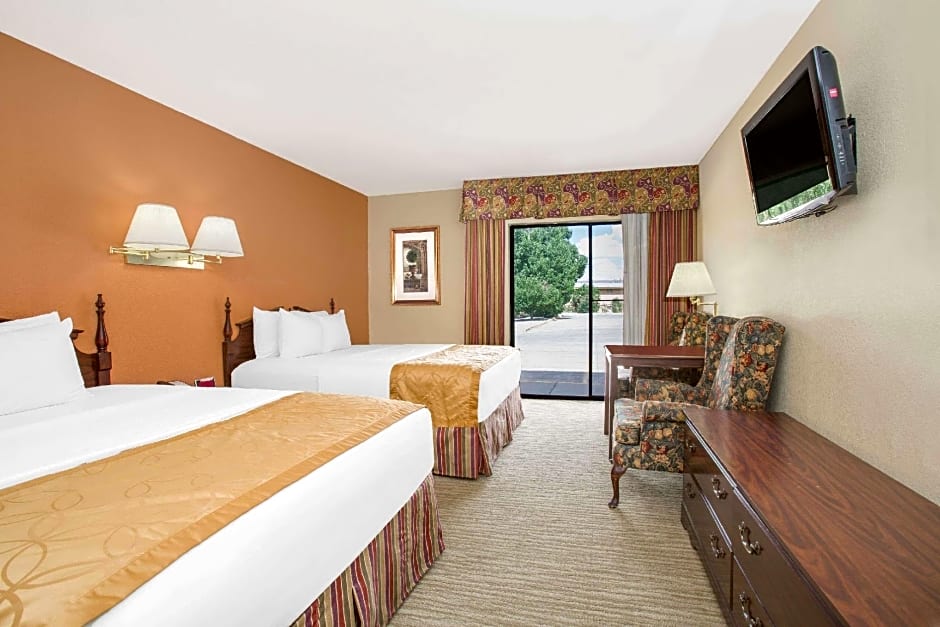 Days Inn & Suites by Wyndham Red Rock-Gallup