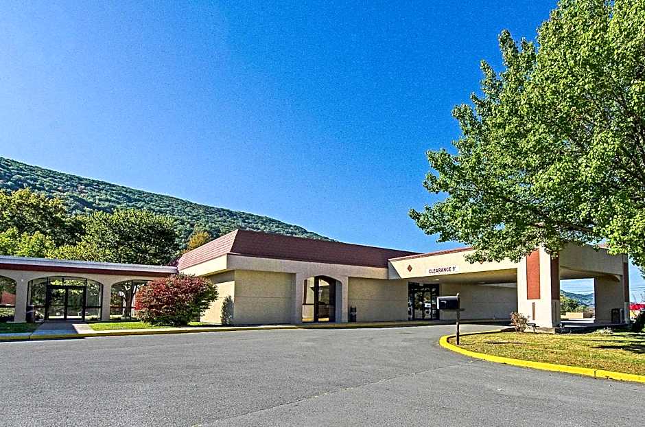 Econo Lodge Inn & Suites