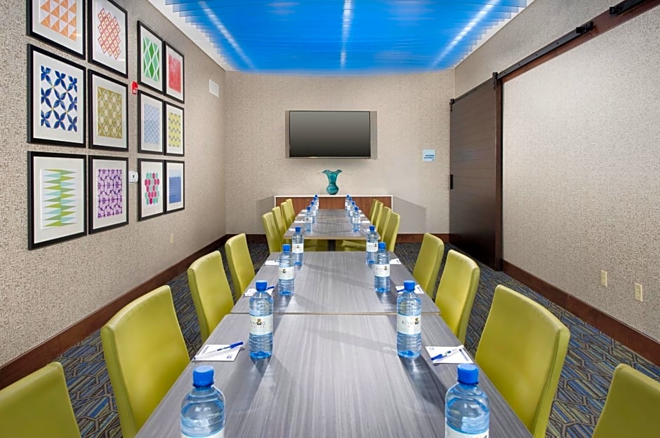 Holiday Inn Express & Suites Altoona By IHG