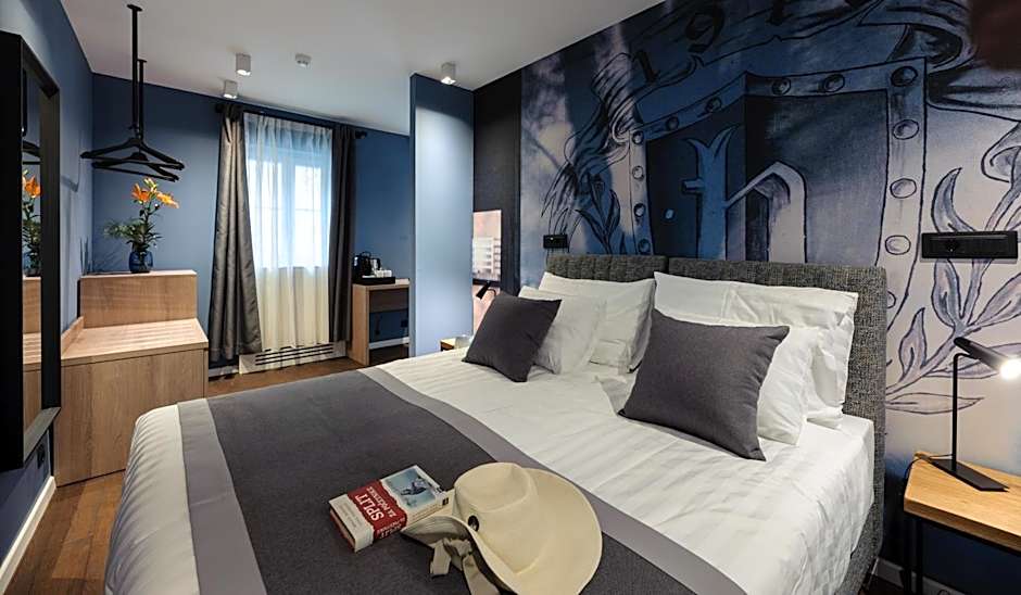 Camera Hotel