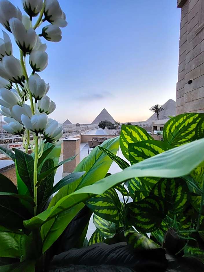 The Gate Hotel Front Pyramids & Sphinx View