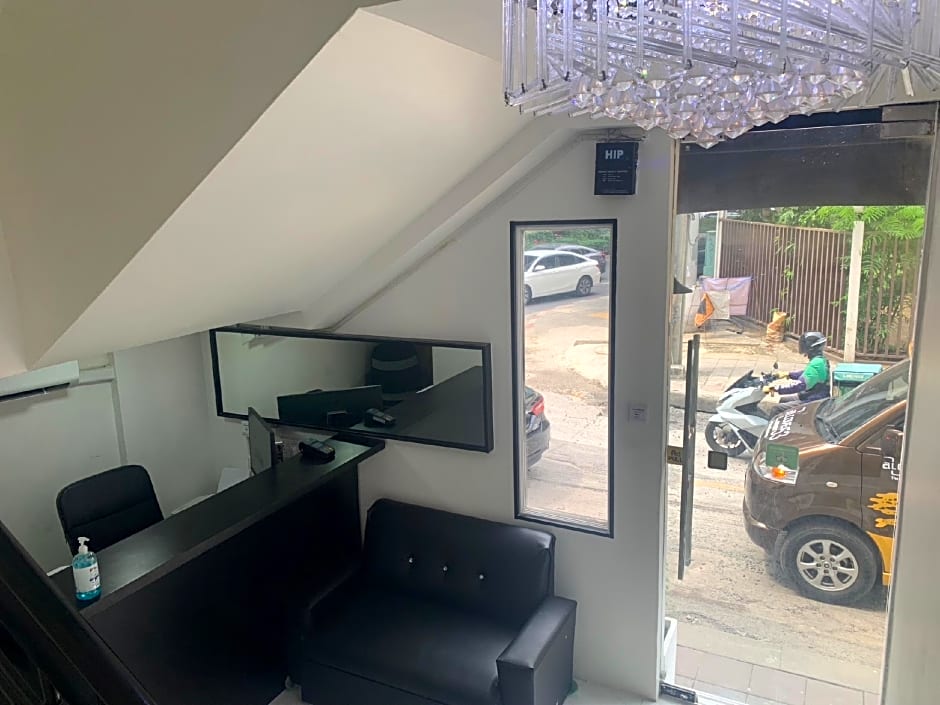 Thonglor Suites Hotel