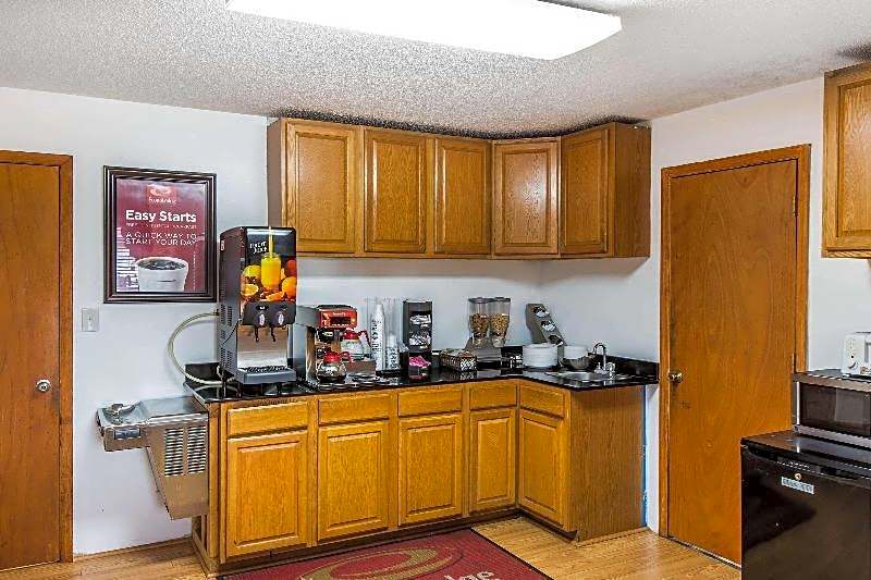 Econo Lodge Inn & Suites