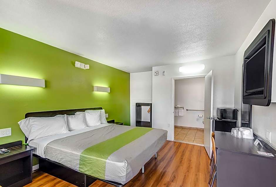 Photo 1 of 6 of 1 King Bed, Accessible, Nonsmoking