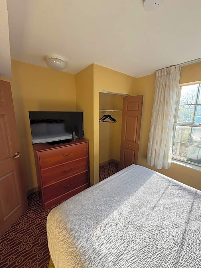 MainStay Suites Bloomington near University