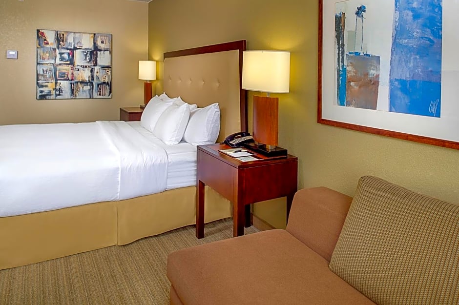 DoubleTree by Hilton St. Louis at Westport