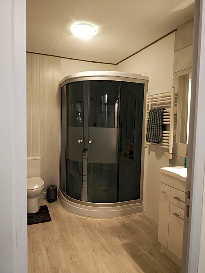 chez Émile côté face maison entière, 3 chambres, 2 salles de bains,jardin et terrasse