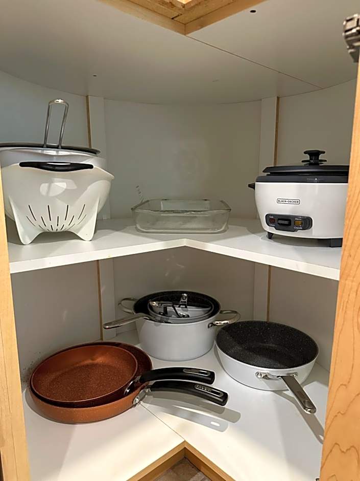 W463 Canmore 2BD 2BT, AC, MT view, Central Location