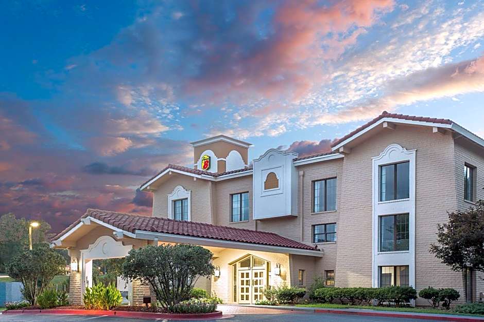 Super 8 by Wyndham Austell/Six Flags