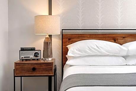 1 King Bed Deluxe Room Non-Smoking