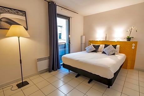 Two-Bedroom Apartment with patio terrace with elevator access