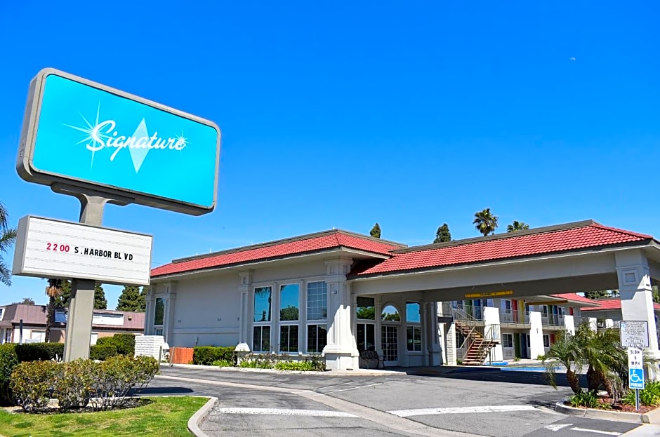 Signature Anaheim Maingate