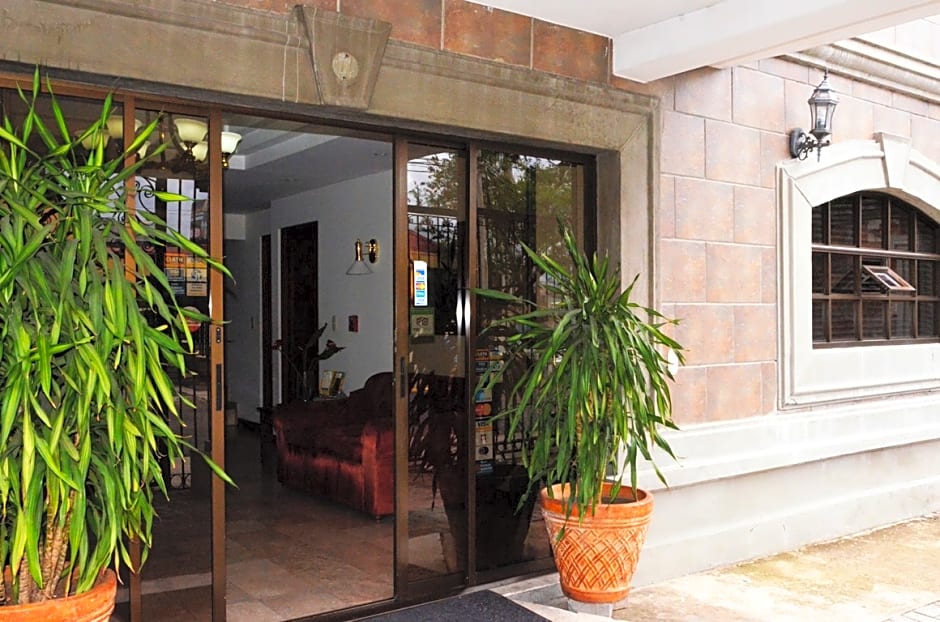 Plaza Real Suites & Apartments