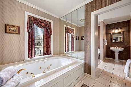 Queen Suite with Spa Bath