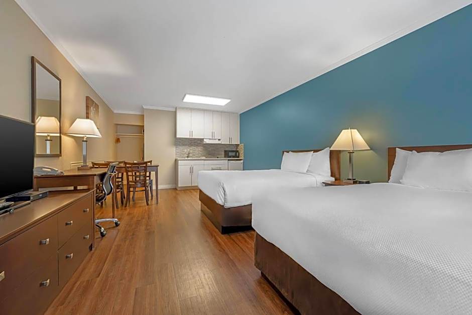 Econo Lodge Inn & Suites
