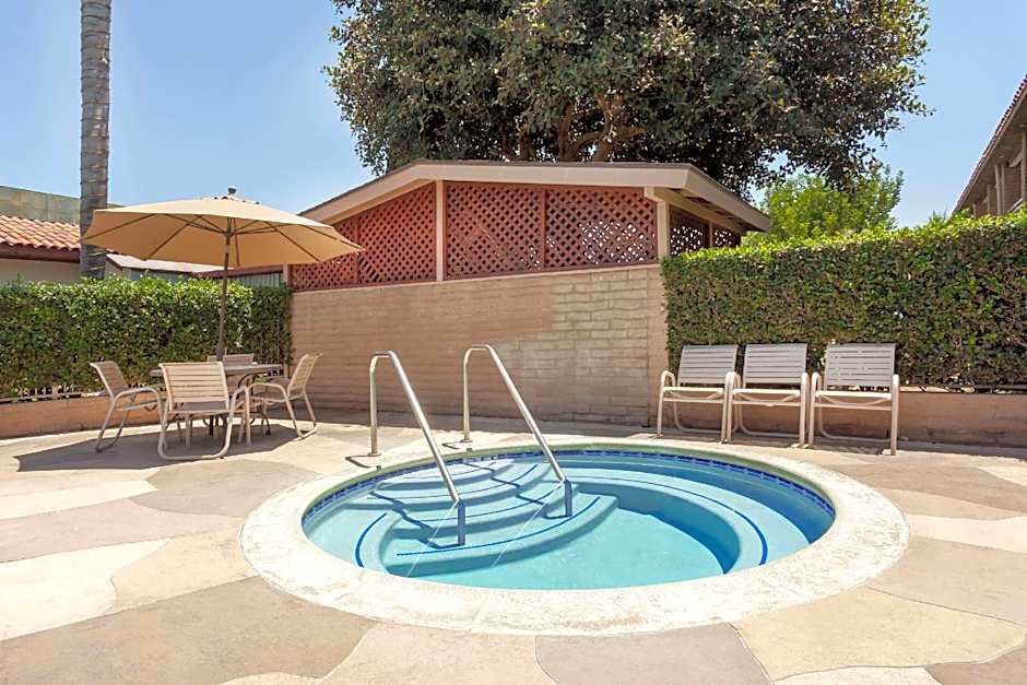 Travelodge by Wyndham Orange County Airport/ Costa Mesa