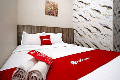 RedDoorz near Matahari Singosaren Solo