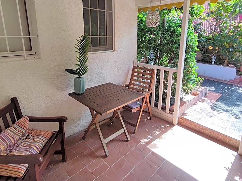Appartement entier: chambre, cuisine + terrasse au calme sur jardin.