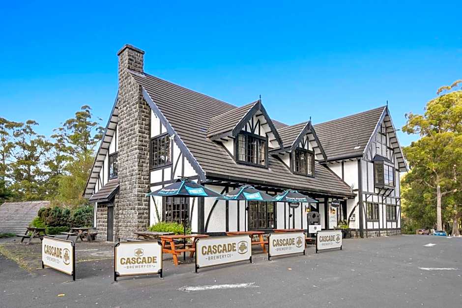 The Fox and Hounds Historic Hotel