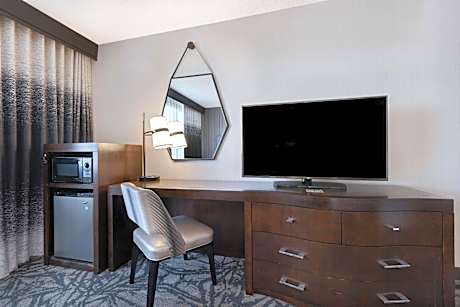 King Suite with Accessible Tub - Mobility and Hearing Access/Non-Smoking