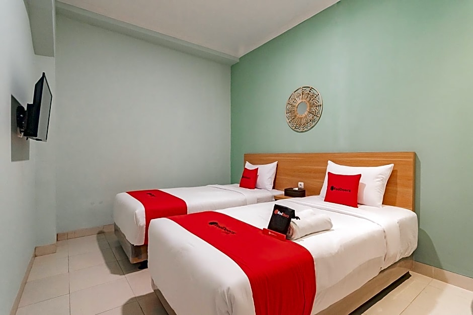 RedDoorz Plus @ Bagusrangin Street