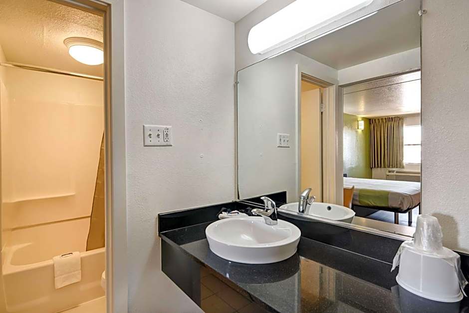 Motel 6-Dallas, TX - Forest Lane